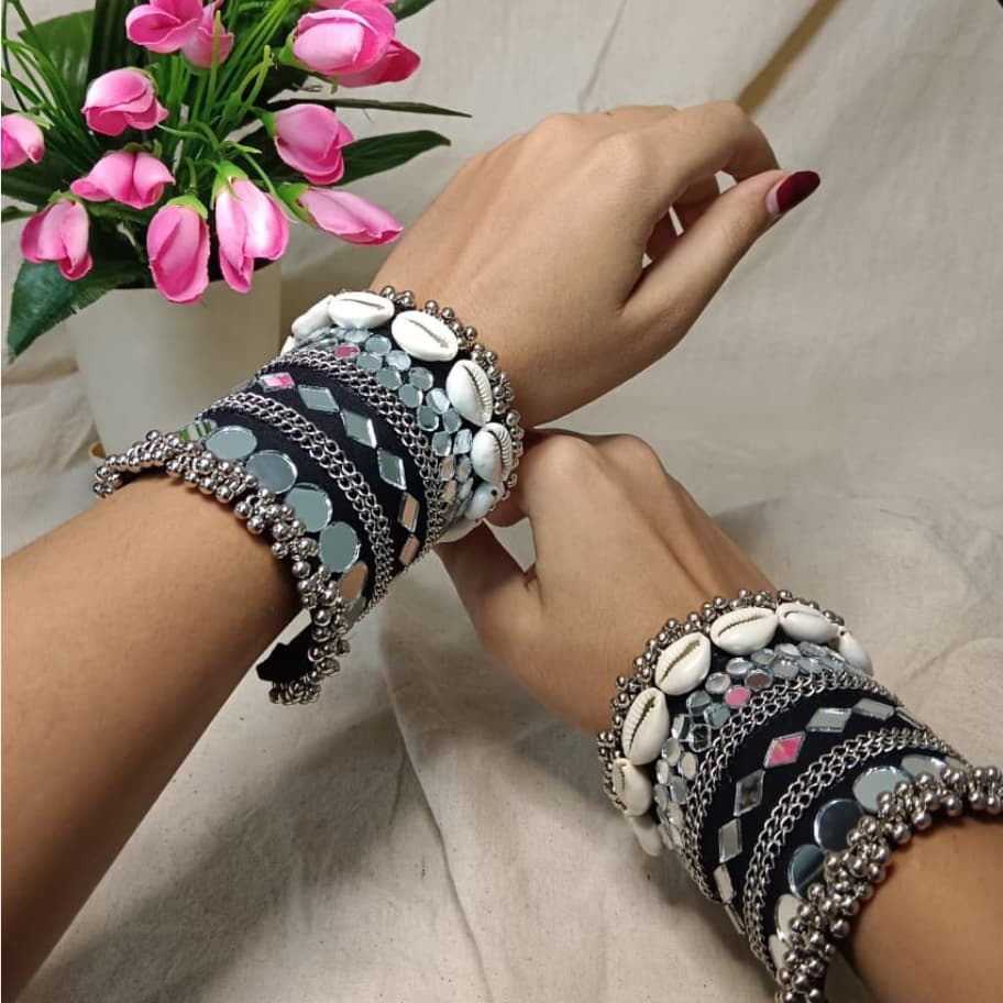 Mirror hand cuff