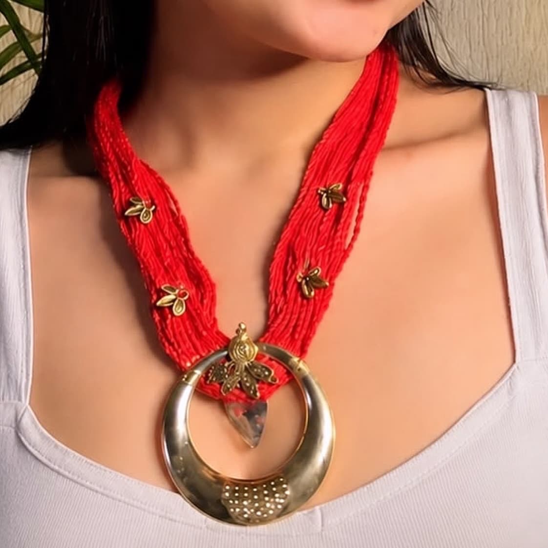 Gold classy neck piece view 2